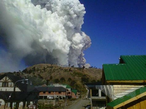 El volcán copahue está localizado en la frontera con argentina, en la región de biobío, a 110 km al sureste de la ciudad de los ángeles. #INFOen140: NEUQUEN: ENTRO EN ACTIVIDAD EL VOLCAN COPAHUE