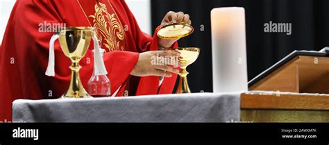 Roman Catholic Priest Mass Hi Res Stock Photography And Images Alamy