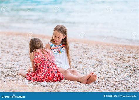 Twee Gelukkige Meisjes Hebben Veel Plezier Op Tropisch Strand Samen