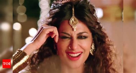 Chitrangada Singh Sizzles In Aao Raja Song From Gabbar Is Back