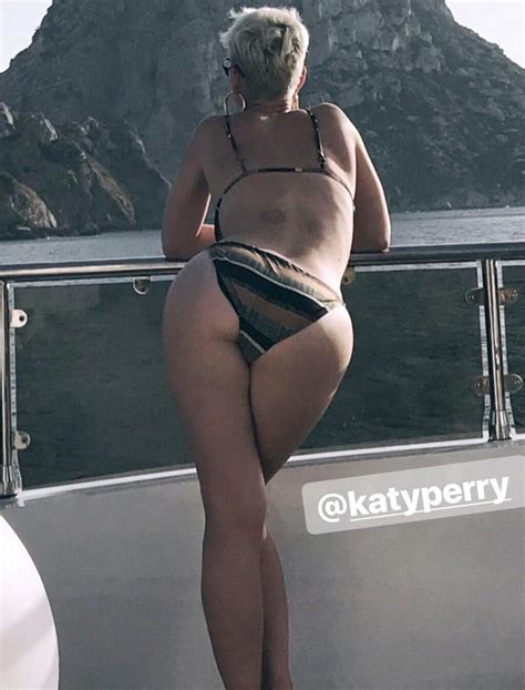 Katy Perry Bikini Falls Off S