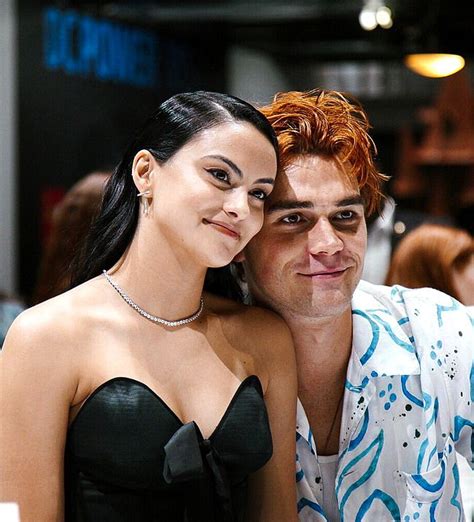 Camila Mendes And Kj Apa During Sdcc 2019 Riverdale Fotos De Camila