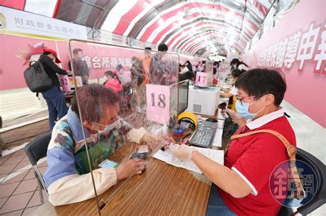 薪俸稅及個人入息課稅 「稅務易」 自僱人士課繳的利得稅 物業稅 提交報稅表、查詢及繳稅 印花稅 應課稅品 汽車首次登記稅. 【2021報稅必知1】報稅2新制 基本生活費調高＋新冠衝擊幫紓困