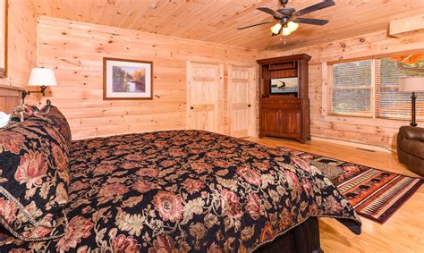 From private indoor pools, incredible home theaters, and rec rooms loaded with game tables to fully equipped kitchens, spacious decks with hot tubs, and stunning. Pigeon Forge Cabins - Splish Splash