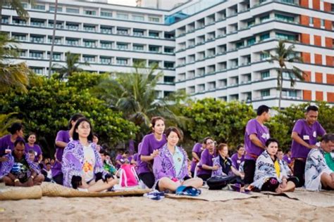 world s largest massage session in bali must be the most relaxing record ever metro news