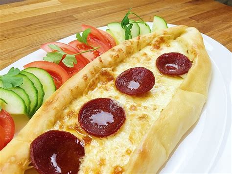 Türkische Pide mit Käse und Sucuk von CookBakery