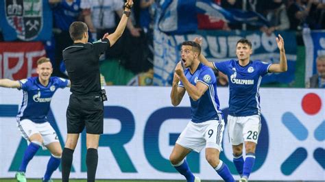 Öte yandan alman medyasında yer alan haberlerde, di santo için schalke 04'ün werder bremen'e 6 milyon avro bonservis bedeli ödediği. Schalke - Frankfurt: Darum durfte der Video-Schiedsrichter ...