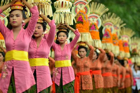 Ragam suku bangsa di indonesia kemudian berdampak pada keragaman bahasa. UNCOVER INDONESIA: Mengintip Ragam Uniknya Tradisi Budaya ...