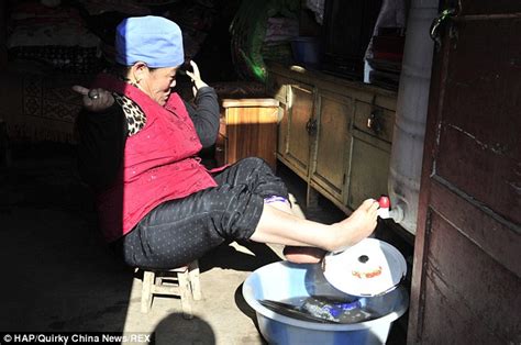 Disabled Woman In China Shaves Her Husbands Head Using Her Toes