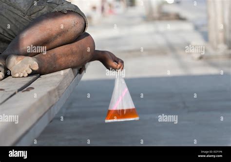Barfuß Obdachlos Stockfotos Und Bilder Kaufen Alamy