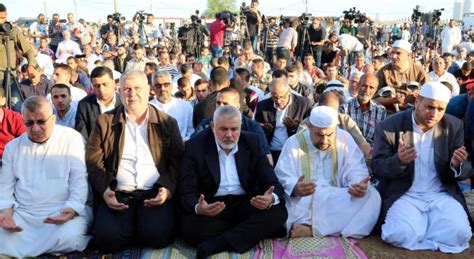 آلاف المواطنين يؤدون صلاة العيد في مخيمات العودة شرق غزة وكالة خبر