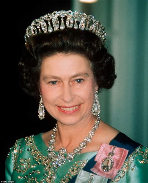 نگاهی به مجموعه خیره‌کننده تاج‌های ملکه انگلیس بهار نیوز