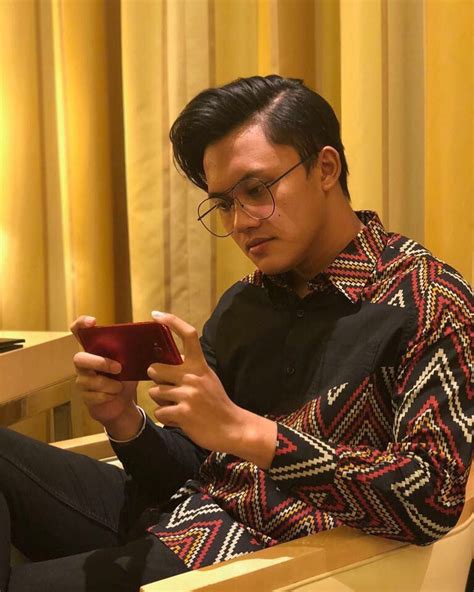 10 Penyanyi Pria Indonesia Makin Tampan Pakai Batik Manly Banget
