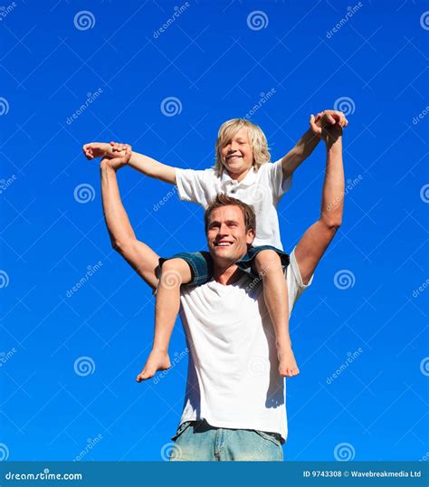 Kind Das Auf Schultern Seines Vaters Sitzt Stockfoto Bild Von Mann