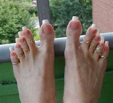 Unas de los pies sucias, descuidadas, muy largas, etc. La nueva tendencia de las uñas largas en los pies que ha ...