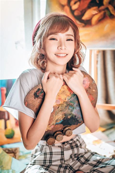Asiático sorridente mulheres modelo mulheres dentro de casa dentro
