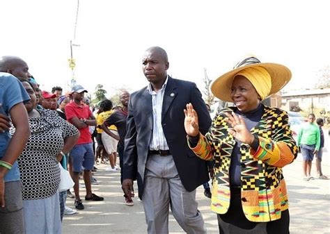 Dlamini zuma left when she arrived to empty stands at the planned starting time of 10:00, and returned only when it had started. Inchanga, KZN Voters Boo AU Chairperson Nkosazana Dlamini-Zuma