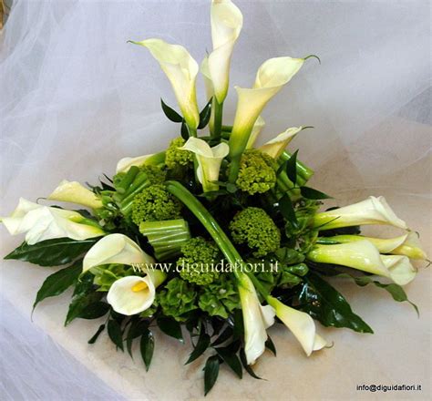 Consegniamo in giornata fiori a domicilio in tutto il mondo. Centrotavola floreale bianco e verde - Promessa di ...
