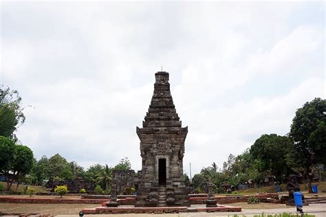 Sebutkan 10 Nama Kerajaan Hindu Budha Di Indonesia Beserta Nama Rajanya