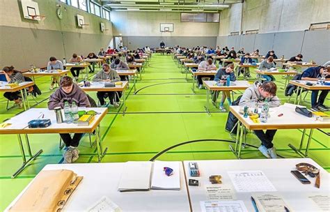 Abiturienten starten mit Deutsch in Prüfungen Erleichterung auch in