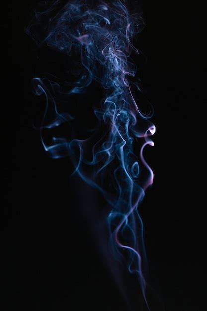 Fumée Bleue Ondulée Sur Fond Noir Photo Gratuite