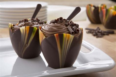 This chocolate mousse is thick, rich, creamy, and a perfect dessert for entertaining! Henna Milk Chocolate Mousse | Van Leer