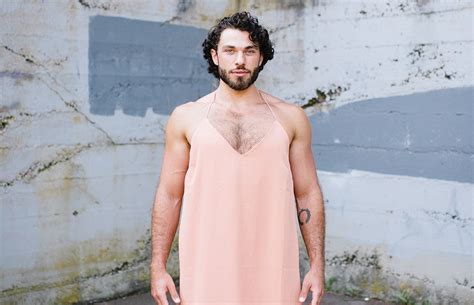 Hombres desnudos vs hombres con vestidos el fotógrafo que cuestiona la masculinidad