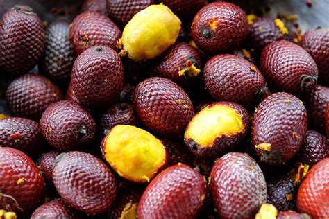 Fruto De Casca Verde E Polpa Branca