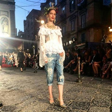Dolce E Gabbana La Sfilata A Napoli Dedicata A Sophia Loren Corriere It