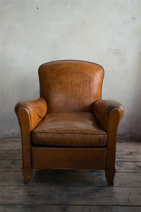 At club furniture we provide the best upholstery for our sturdy living room chairs and offer a variety of top grain leathers. Leather Club chair of small proportions C 1935