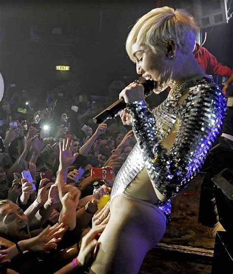 Miley Cyrus Performs Fellatio And Rides A Sex Toy On Stage Porn Pictures Xxx Photos Sex Images