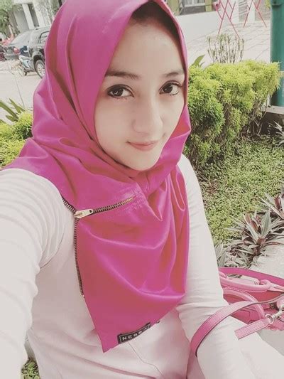 Foto Masih Imut Gaya Hijab Pemain Misteri Gunung Merapi Penty Nur Afiani