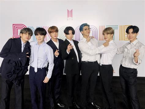 Bts brings down the house with 'dynamite' at the 2021 grammys — watch. BTS réagit à la nomination de «Dynamite» pour les GRAMMY ...