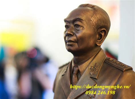 Dù là ngày thường nhưng ngay từ sáng sớm, đã có rất nhiều người đến thăm mộ đại tướng. Giá đúc tượng chân dung bằng đồng là bao nhiêu? - Đúc đồng ...