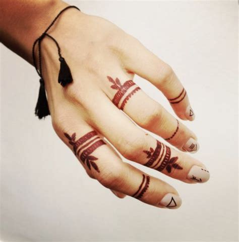 Frequenz Überwältigend Spannung Henna Tattoo Ring Finger Tahiti