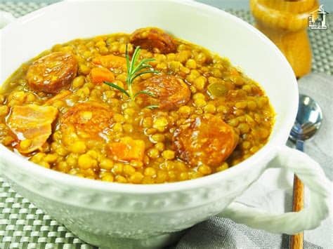 Después de muchos años os traigo mi receta de lentejas no es necesario poner las lentejas en remojo la noche anterior, antes de cocinarlas, como mucha gente hace. Lentejas con chorizo | Receta | Lentejas receta, Guiso de ...