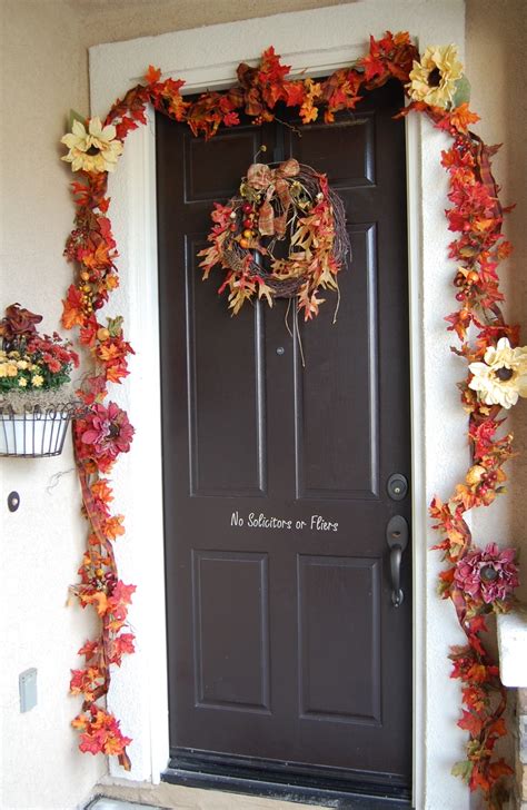 47 Cute And Inviting Fall Front Door Décor Ideas Digsdigs