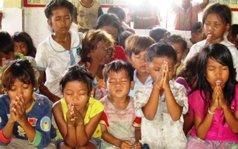 Beberapa hari kemudian, ketika dina pulang sekolah, dina melihat ibu sedang membaca sebuah surat dan posted in artikel, cerita alkitab, cerpen | tags: Gambar Anak Sekolah Minggu Berdoa - Nusagates