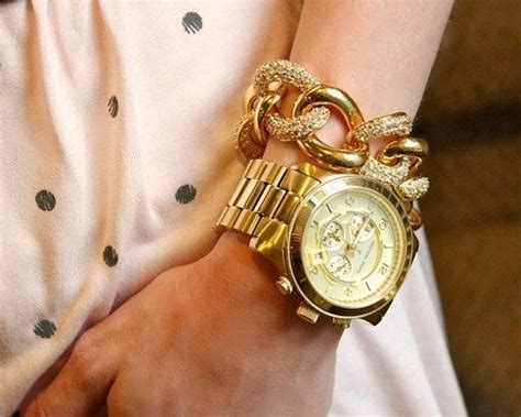Womens large face watches have now become de rigueur for those who have replaced their feminine timepieces with flashier and larger men's watches. Michael Kors oversized gold watch and gold curb chain ...