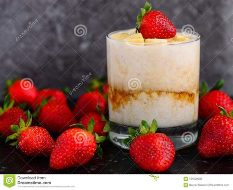 Full nutritional breakdown of the calories in overnight oats based on the calories and nutrition in each ingredient, including country choice organic old fashioned oats, almonds, dates, raisins, milk, nonfat and the other calories per serving of overnight oats. Healthy Overnight Oats Served With Strawberries Stock Image - Image of food, maple: 104029005