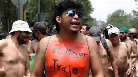 El primer desfile del Día de la desnudez en México avanza para