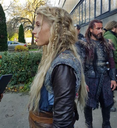 Thea Sofie Loch Naess Skade Turning Her Back On Bloodhair Thelastkingdom Coiffure