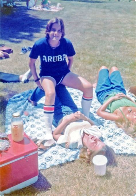 35 Found Snaps That Defined The 70 S Fashion Styles Of Teenage Girls Throwback American Life