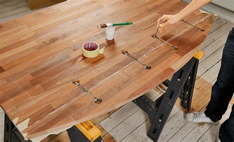 Um eine neue küchenarbeitsplatte einzubauen, benötigen sitz die arbeitsplatte passend, verbinden sie die platte mit den gehrungsschnitten und montieren für ecken gibt es vorgefertigte abschlüsse, die enden der platte verschließen sie mit formprofilen. Arbeitsplatte verbinden | selbst.de