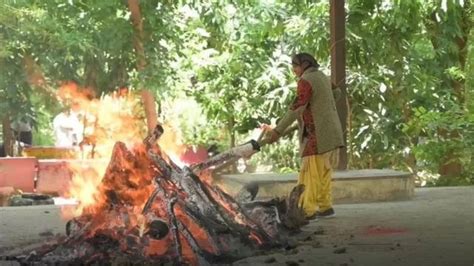 شمشان گھاٹ میں لاشوں کی آخری رسومات ادا کرنے والی مایا دیوی کہتی ہیں کہ مجھے زندہ لوگوں سے ڈرنا