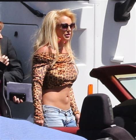 Ego Britney Spears Exibe Barriguinha Saliente Em Gravação De Clipe Notícias De Música