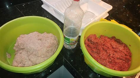Depending on the types of clothes, the fabrics and the colors determine the washing machine temperature. Do you wash the red color liquid out of ground meat? - Quora