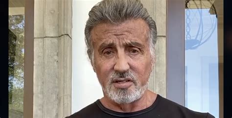 Sylvester's father, frank stallone, was an italian emigrant, born in gioia del colle, apulia, to silvestro stallone and pulcheria nicastri.sylvester's mother, jackie stallone, was born jacqueline labofish in washington, d.c. Jak vypadal Sylvester Stallone před plastickými operacemi ...