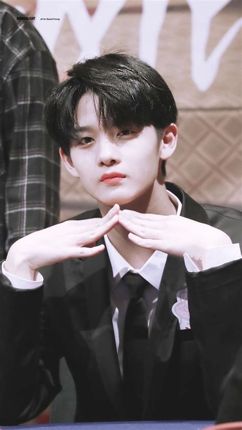 He debuted as a soloist on april 26, 2019 with the single hard to say goodbye. Wanna-One - Bae Jinyoung | Người duy nhất