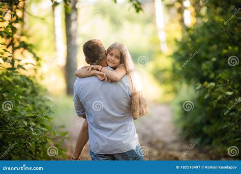 Feliz Hija Con Su Padre En El Parque Imagen De Archivo Imagen De
